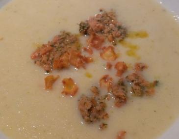 Pastinakensuppe mit Räucherlachs-Tatar Pastinakensuppe mit Räucherlachs-Tatar