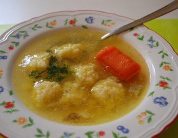 Oregano-Erdäpfelknöderl als Suppeneinlage Oregano-Erdäpfelknöderl als Suppeneinlage