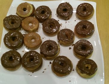Mini Donuts mit Schokoglasur Mini Donuts mit Schokoglasur
