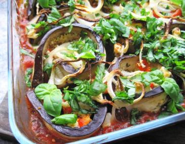 Gefüllte Auberginenröllchen in Tomatensauce Gefüllte Auberginenröllchen in Tomatensauce