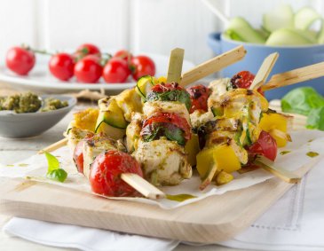 Hendlspieße mit Rucola-Pesto und Paradeisern Hendlspieße mit Rucola-Pesto und Paradeisern