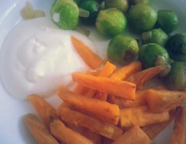Süßkartoffelpommes mit Knoblauchsoße Süßkartoffelpommes mit Knoblauchsoße