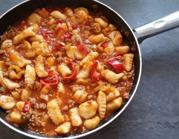 Gnocchipfanne mit Faschiertem und Paprika Gnocchipfanne mit Faschiertem und Paprika