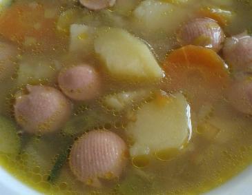 Linsen-Gemüsesuppe mit Würstchenscheiben Linsen-Gemüsesuppe mit Würstchenscheiben