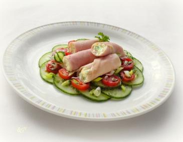 Schinken-Röllchen auf Gurken-Tomatensalat Schinken-Röllchen auf Gurken-Tomatensalat
