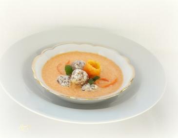 Süße Apfel-Karottensuppe mit Schokobällchen Süße Apfel-Karottensuppe mit Schokobällchen