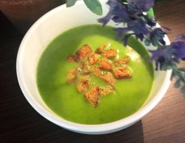 Bärlauchcremesuppe mit Schwarzbrotcroutons Bärlauchcremesuppe mit Schwarzbrotcroutons