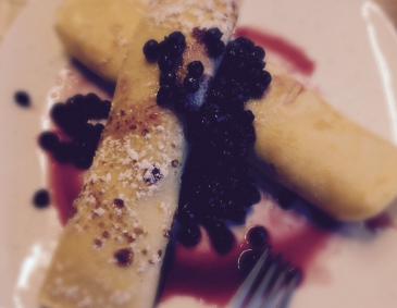 Topfen-Bananen-Palatschinken mit Hollerröster Topfen-Bananen-Palatschinken mit Hollerröster