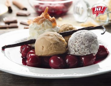 Kaffee-Mohn-Eis mit marinierten Kirschen Kaffee-Mohn-Eis mit marinierten Kirschen