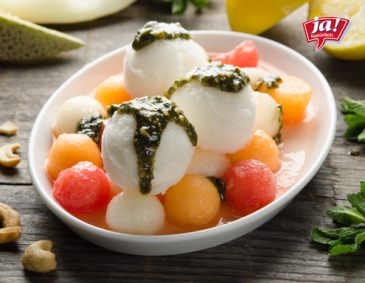 Bunter Melonensalat mit Zitronensorbet und Minzepesto Bunter Melonensalat mit Zitronensorbet und Minzepesto