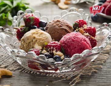 Weichsel-Schokoladen-Kaffee-Eis mit marinierten Beeren Weichsel-Schokoladen-Kaffee-Eis mit marinierten Beeren