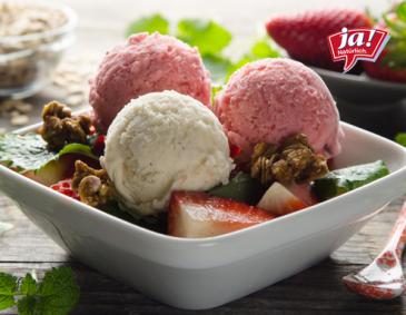 Vanille-Erdbeer-Eisbecher mit Karamellknusper Vanille-Erdbeer-Eisbecher mit Karamellknusper