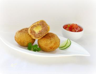 Panierte Fleischlaibchen mit Käse-Füllung Panierte Fleischlaibchen mit Käse-Füllung