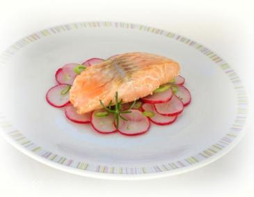 Gebratener Lachs mit Radieschensalat Gebratener Lachs mit Radieschensalat