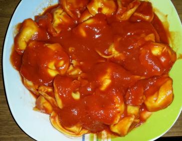 Tortellini mit Paradeisersauce Tortellini mit Paradeisersauce