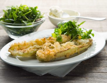 Knusprige Minigurken mit Zitronenmelisse und Frischkäse Knusprige Minigurken mit Zitronenmelisse und Frischkäse