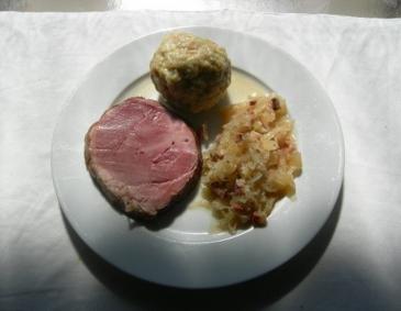 G'selchtes mit Sauerkraut und Grießknödeln G'selchtes mit Sauerkraut und Grießknödeln