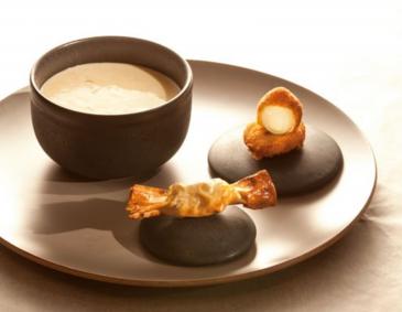 Cremige Zwiebelsuppe mit zweierlei Einlage Cremige Zwiebelsuppe mit zweierlei Einlage