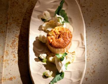 Karfiolmuffins mit Knoblauch-Käse-Dip Karfiolmuffins mit Knoblauch-Käse-Dip