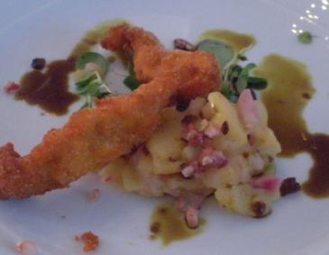 Panierte Hendlstreifen auf Erdäpfel-Vogerlsalat Panierte Hendlstreifen auf Erdäpfel-Vogerlsalat