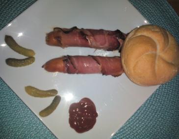Gegrillte Würstchen mit Speck Gegrillte Würstchen mit Speck
