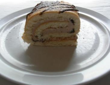 Biskuitroulade mit Schokoladencremefülle Biskuitroulade mit Schokoladencremefülle