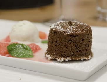 Schokoladensoufflé mit Pistazien und Rhabarber Schokoladensoufflé mit Pistazien und Rhabarber