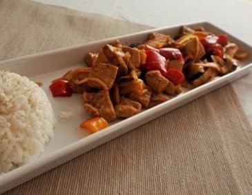 Gebratenes Huhn mit Gemüse und Thai Basilikum Gebratenes Huhn mit Gemüse und Thai Basilikum