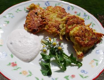 Kartoffelpuffer mit Preiselbeer-Kren-Dip Kartoffelpuffer mit Preiselbeer-Kren-Dip