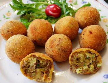 Gebackene Fleisch-Kartoffelknödel Gebackene Fleisch-Kartoffelknödel