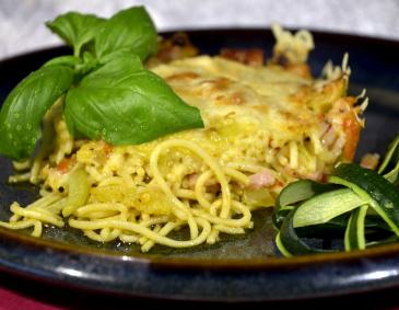 Spaghettiauflauf mit Zucchini, Schinken und Paradeiser Spaghettiauflauf mit Zucchini, Schinken und Paradeiser