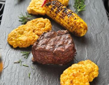 Bisonsteak mit Maiskuchen und Maiskolben Bisonsteak mit Maiskuchen und Maiskolben