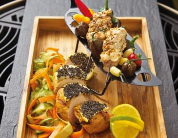 Krokodil-Steak mit Gurken-Karotten-Salat Krokodil-Steak mit Gurken-Karotten-Salat