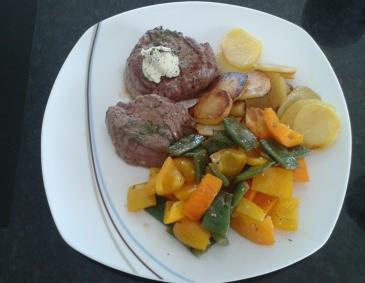 Rindsfilet auf buntem Gemüse Rindsfilet auf buntem Gemüse