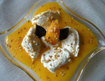 Topfen-Mascarpone-Nockerl auf Pfirsichsauce Topfen-Mascarpone-Nockerl auf Pfirsichsauce