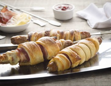 Würstel im Blätterteig mit Käse und Speck Würstel im Blätterteig mit Käse und Speck