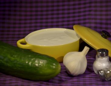 Sauerrahmsauce für den Gurkensalat Sauerrahmsauce für den Gurkensalat