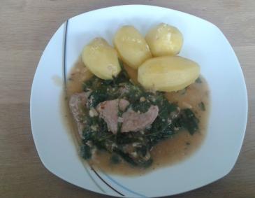 Kalbsschnitzel auf Blattspinat mit Pinienkernen und Kartoffeln Kalbsschnitzel auf Blattspinat mit Pinienkernen und Kartoffeln