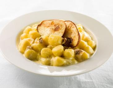 Kartoffelgnocchi mit Gorgonzolasauce und gebratenen Birnen Kartoffelgnocchi mit Gorgonzolasauce und gebratenen Birnen