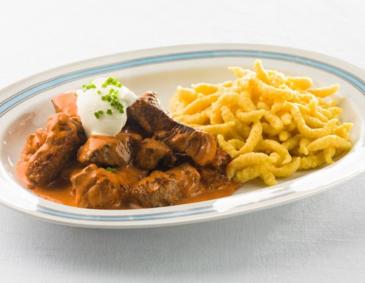 Minuten Gulasch vom Rinderrücken mit hausgemachten Spätzle Minuten Gulasch vom Rinderrücken mit hausgemachten Spätzle