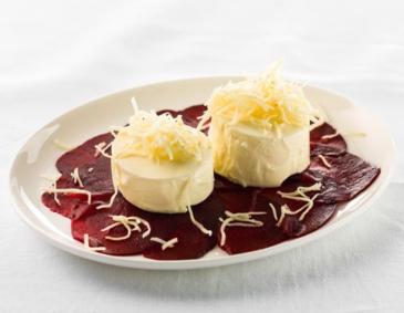 Sauerrahmmousse mit Kren und roter Rübe Sauerrahmmousse mit Kren und roter Rübe