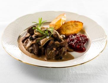 Wildgeschnetzeltes mit Serviettenschnitten und Preiselbeeren Wildgeschnetzeltes mit Serviettenschnitten und Preiselbeeren