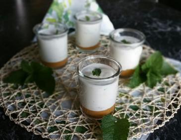 Buttermilch-Mousse mit Zitronenmelisse Buttermilch-Mousse mit Zitronenmelisse