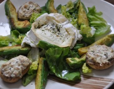 Ziegenkäse mit gefüllten Champignons auf Blattsalat Ziegenkäse mit gefüllten Champignons auf Blattsalat