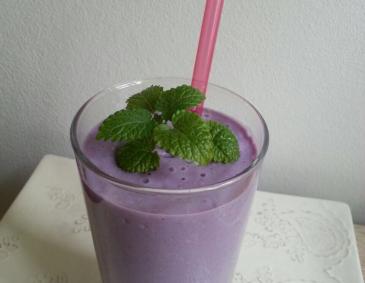 Brombeer-Banane-Ananas Shake Brombeer-Banane-Ananas Shake