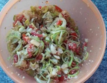 Quinoa-Salat mit Lauch, Tomaten und Paprika Quinoa-Salat mit Lauch, Tomaten und Paprika