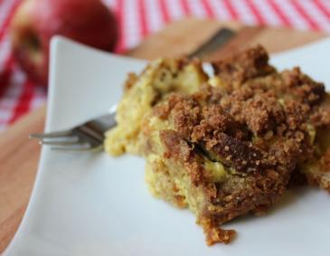 Apfel-Brotauflauf mit Kokoszucker-Streuseln Apfel-Brotauflauf mit Kokoszucker-Streuseln