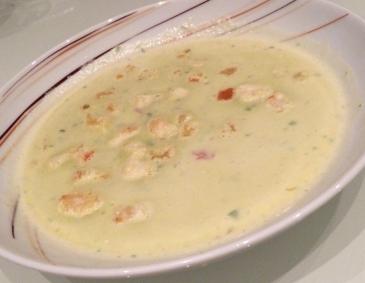 Spargelcremesuppe mit Croûtons und Serranoschinken Spargelcremesuppe mit Croûtons und Serranoschinken
