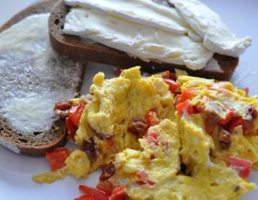 Eierspeis mit Paprika und getrockneten Tomaten Eierspeis mit Paprika und getrockneten Tomaten