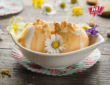 Marilleneis mit Haferkeksen, Joghurtsauce und Wiesenblüten Marilleneis mit Haferkeksen, Joghurtsauce und Wiesenblüten